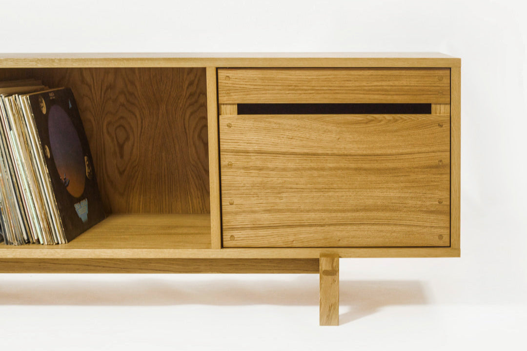Plattenspieler und Schallplattenschrank Modell_Nr.03