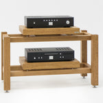 Kunsstholz hifi rack mit Verstärker auf der oberen Ablage, CD auf der unteren Ablage, stehend auf weißem Hintergrund.