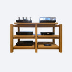 Ein großes hifi regal musikanlage mit einem Plattenspieler auf der oberen Plattform, einem Röhrenverstärker und einem DAC auf der unteren Plattform sowie kleinen rechteckigen HiFi-Geräten, vor einem weißen, neutralen Hintergrund.