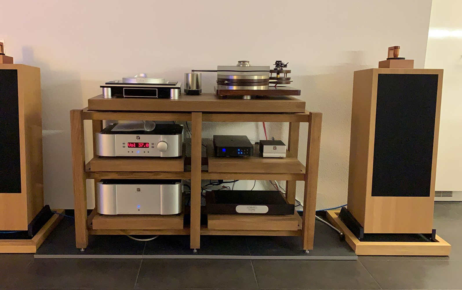 HiFi Rack mit drei Ebenen mit Luxman L-505Z, IsoTek Mini Sub Netzfilter, Linn Sneaky Music DS, Hegel V1 Phono-Vorverstärker, zwei Röhrenverstärkern und Oracle Audio Delphi Plattenspieler