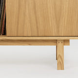 Drewniana szafka na płyty winylowe i gramofon i wzmacniacz hifi