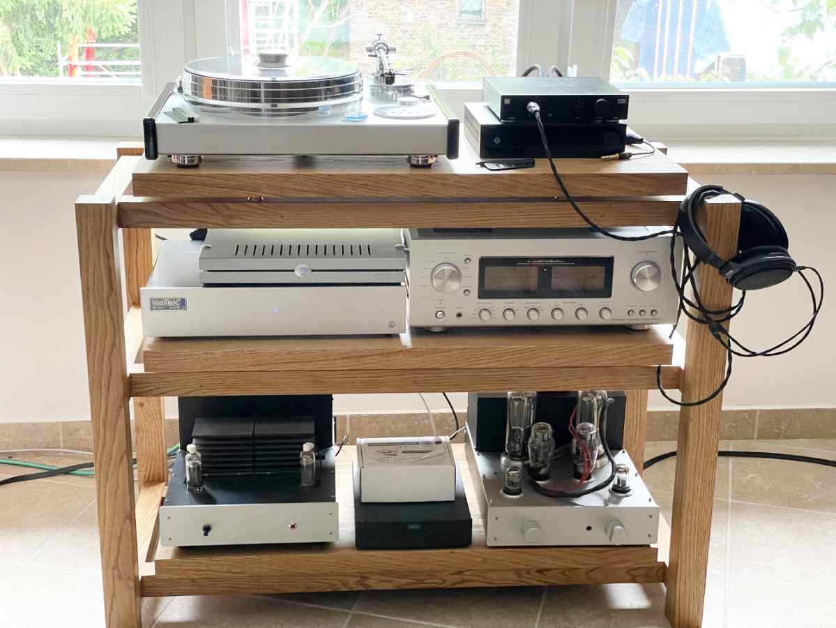 HiFi Rack mit drei Ebenen mit Luxman L-505Z, IsoTek Mini Sub Netzfilter, Linn Sneaky Music DS, Hegel V1 Phono-Vorverstärker, zwei Röhrenverstärkern und Oracle Audio Delphi Plattenspieler