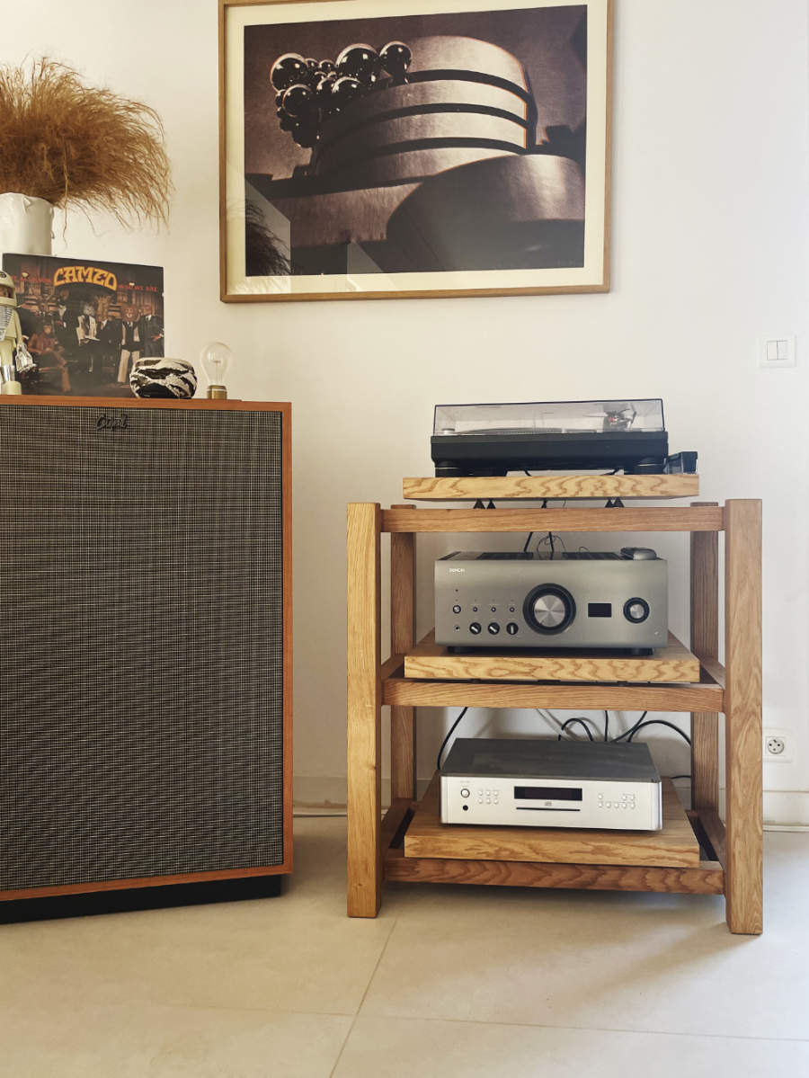 Plattenspieler auf einem HiFi Rack aus Holz, darunter ein Denon PMA-A110 Verstärker und ein Rotel CD-Player