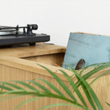 Drewniana szafka na płyty winylowe i gramofon i wzmacniacz hifi