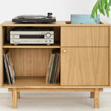 Drewniana szafka na płyty winylowe i gramofon i wzmacniacz hifi