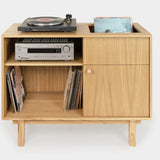 Drewniana szafka na płyty winylowe i gramofon i wzmacniacz hifi