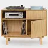Drewniana szafka na płyty winylowe i gramofon i wzmacniacz hifi