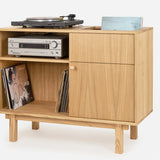 Drewniana szafka na płyty winylowe i gramofon i wzmacniacz hifi