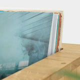 Drewniana szafka na płyty winylowe i gramofon i wzmacniacz hifi