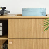 Drewniana szafka na płyty winylowe i gramofon i wzmacniacz hifi