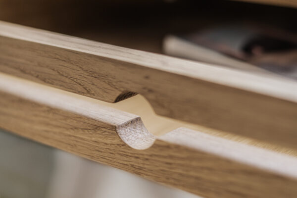 Szuflada biurka z litego drewna dębowego oraz drewniany uchwyt do szuflady jakub klimas detal szuflady